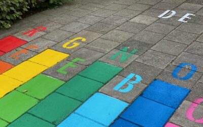 Vrolijke markering op Schoolplein Basisschool De Regenboog Lemelerveld
